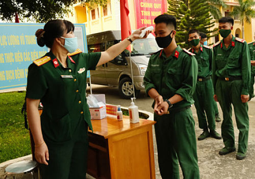 Cán bộ, chiến sỹ Bộ Chỉ huy Quân sự tỉnh tiến hành kiểm tra y tế, rửa tay sát khuẩn trước khi bỏ phiếu. (Ảnh Mạnh Hùng)